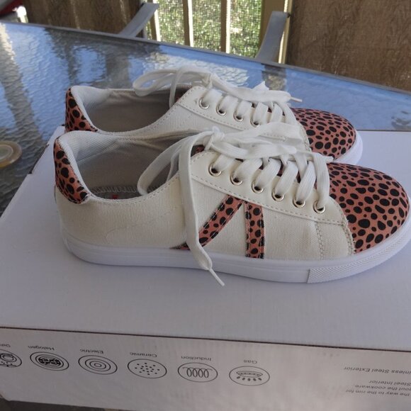 Jelly Pop stylish flat sneaker, cream, Chita print, like new, 9, - Picture 2 of 8